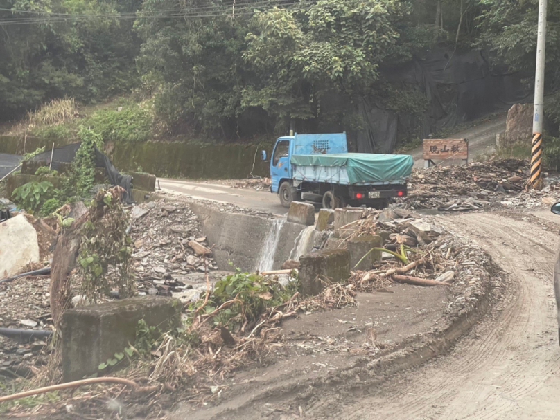 「快樂天堂基金會」貨車挺進南投山區，送飲食給災民。（照片基金會提供）