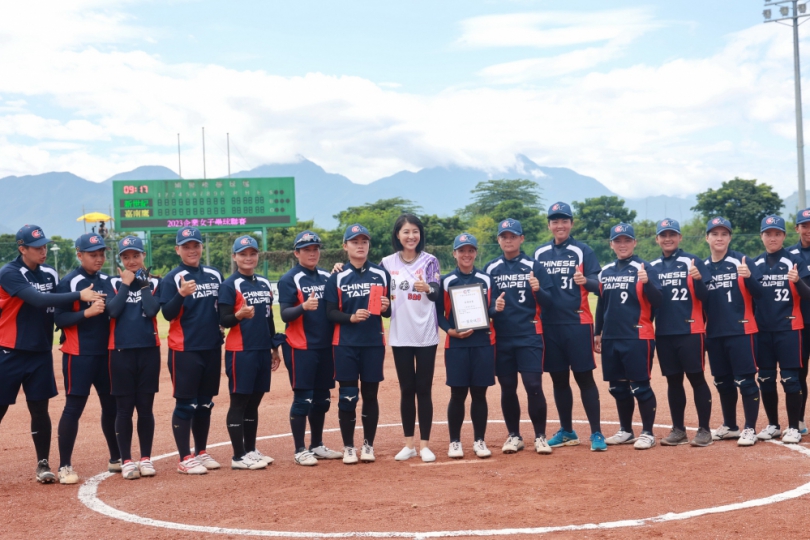 2023企業女子壘球聯賽南投首戰開打 許縣長開球