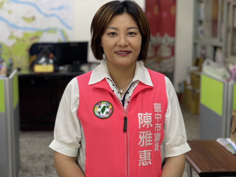 台中市東區大智國小托嬰中心  家長接送小孩險象環生  市議員陳雅惠建議社會局協助家長臨停接送解方