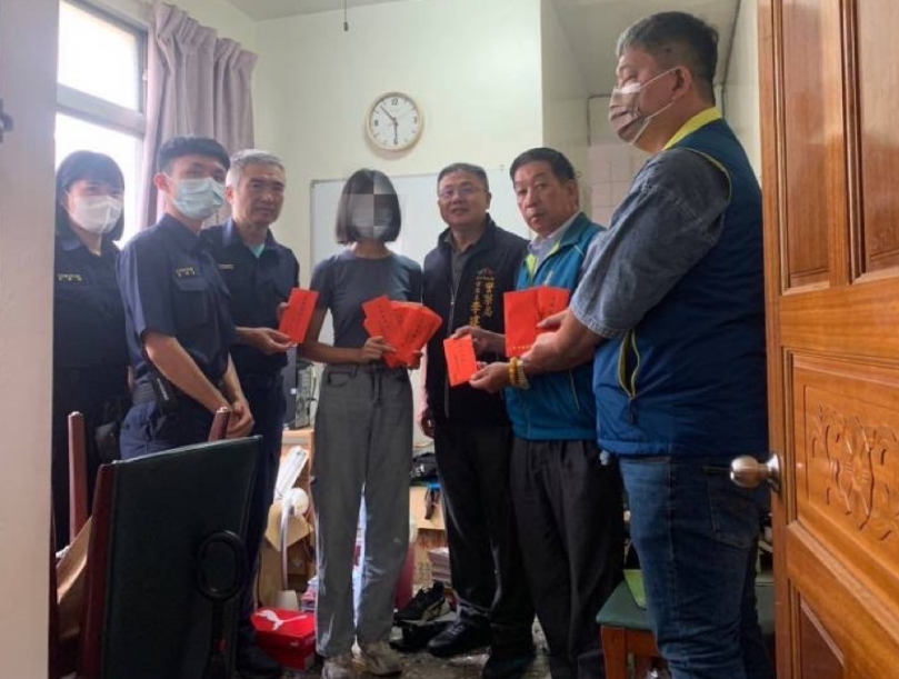 單親女大生家中陷入絕境  中市警四分局春社所邱量虔協助其解決橫逆