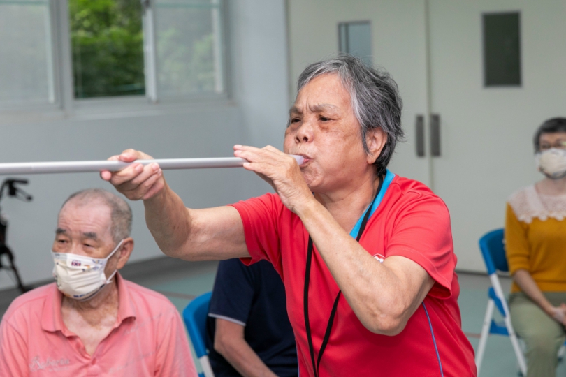 銀髮奧運會暖身  狗醫師來機構陪伴長者運動