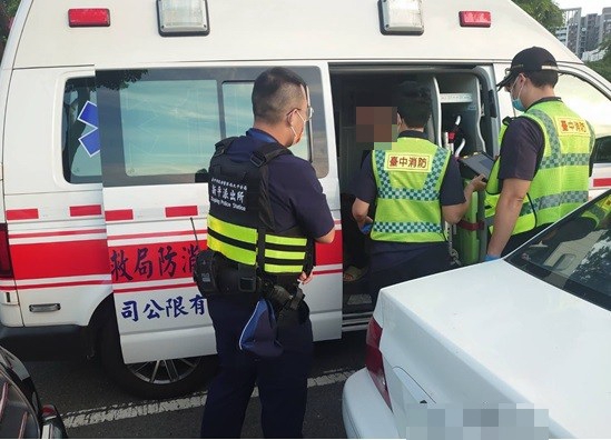 女子清晨與男友吵架哭坐河堤  太平警雨中安撫解危機