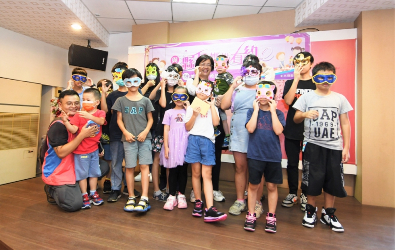 17名家扶孩子與縣長媽咪共進午餐。（照片縣府提供）