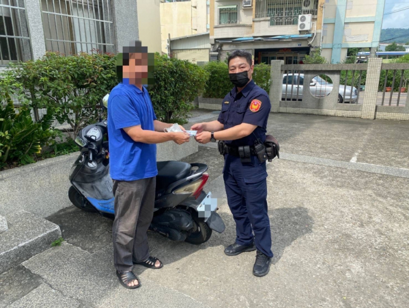 霧警積極援手  失主笑顏尋回1萬1現金