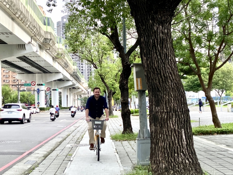 英國叔叔穿藍白拖42公里求大甲媽  台中iBike助還願