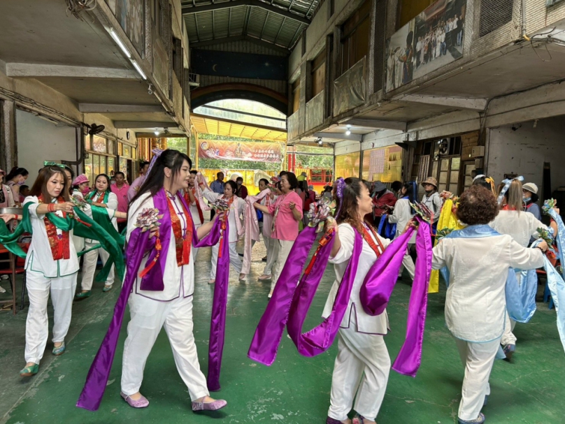 台中市鐵砧山西靈宮建廟三十三週年慶及聖誕祭典  數十位仙女穿著艷麗古裝跳仙女舞獻壽