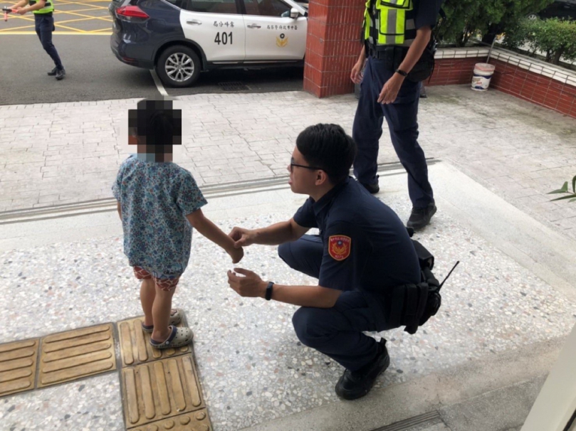 幼童溜出家找媽媽迷途走失！霧警及時出動找回小男童
