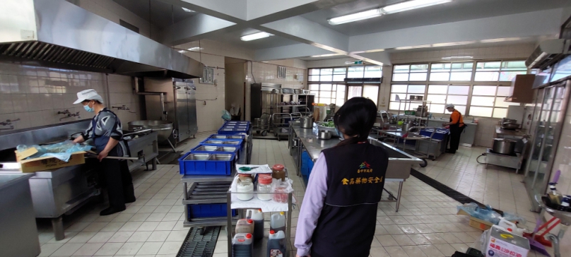中市食安處從嚴把關校園食品安全  查獲過期食材裁罰12萬元
