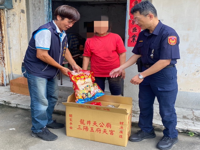 超有愛背影！警、里長、宮廟攜手做愛心  普渡供品助弱勢戶