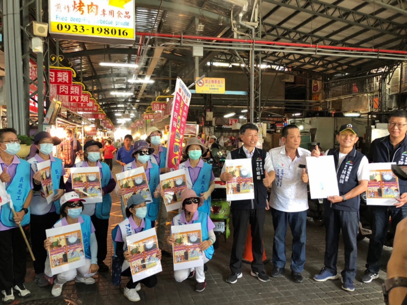 霧峰區長白峨嵋攜手民政志工  前進市場巡倒清刷