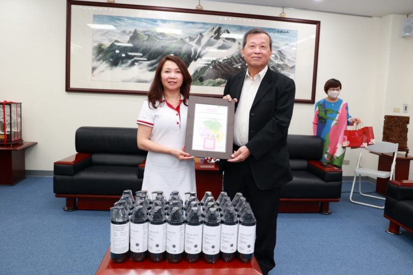 伊絲碧媞國際股份有限公司捐贈本縣洗髮精及沐浴乳各2千瓶助弱勢家戶
