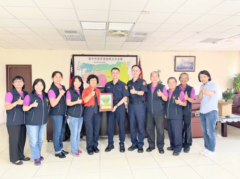 太平警交中隊幹事退休  警分局長致贈退紀念品表敬意