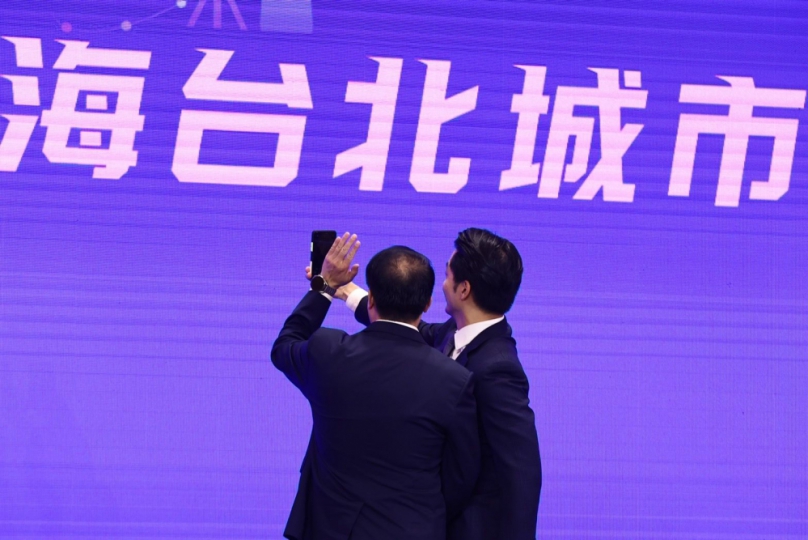 一部手機融化了兩岸市長