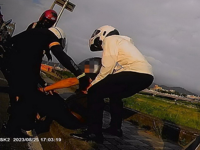 7旬翁頭暈倒地車壓身  霧警即刻現身救援