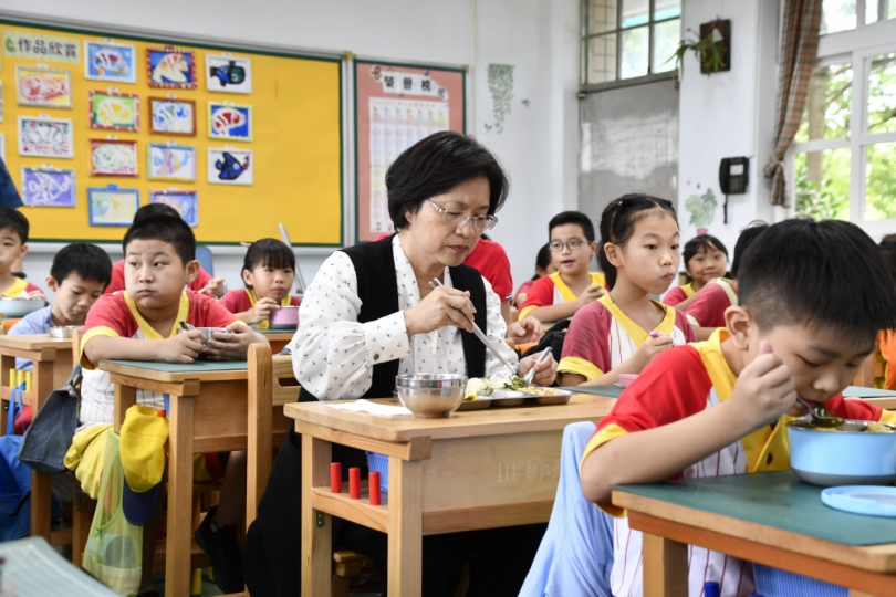 王縣長至「和仁國小」關心學童營養午餐，並與學童一起吃午餐。（照片縣府提供）