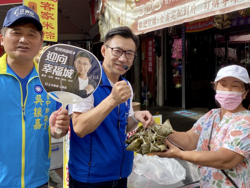 力拚連任，從東勢市場出發！攤販熱情贈「粽」 祝福江啟臣高票當選