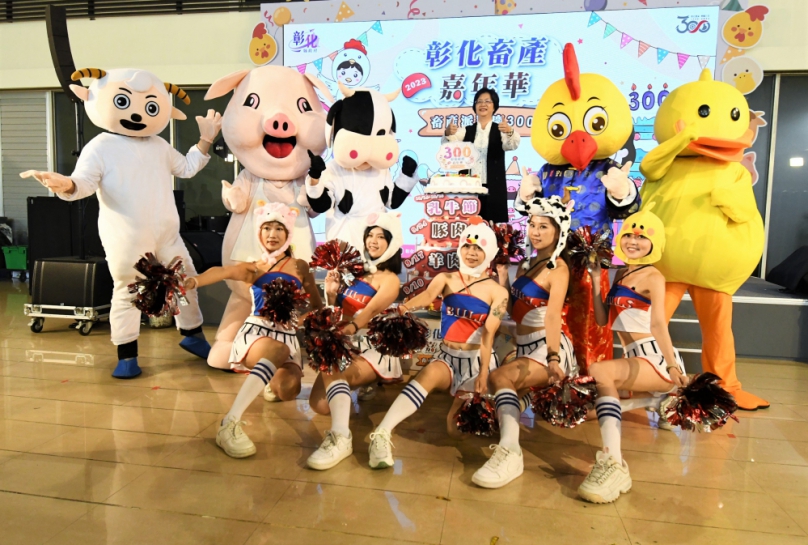 「2023彰化畜產嘉年華畜產派對慶300」，王縣長（後排中）歡迎全國民眾同遊。（照片縣府提供）