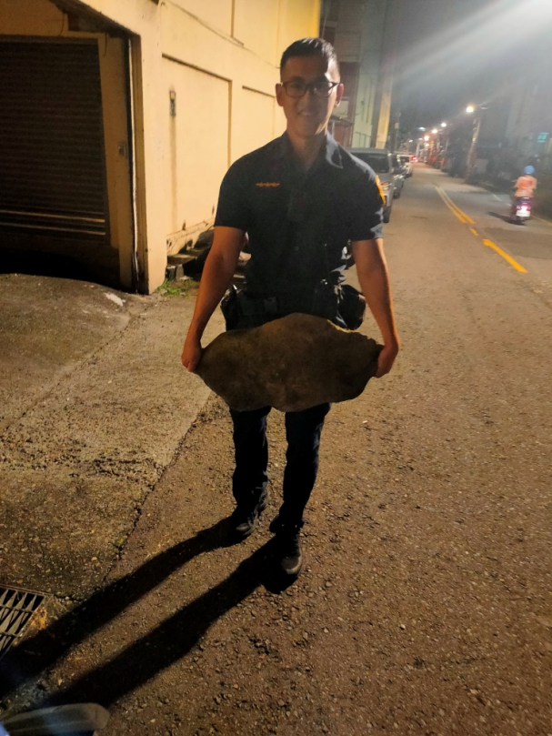 霧警搬巨石巧解機車腳柱卡住困局  民眾感激不已