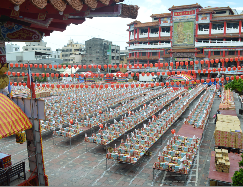 清水紫雲巖盛大舉行中元節普渡活動  雨中仍熱鬧進行