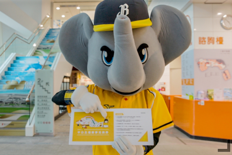 借書加碼換球票！響應中信兄弟寵物主題日  行動圖書車前進洲際球場