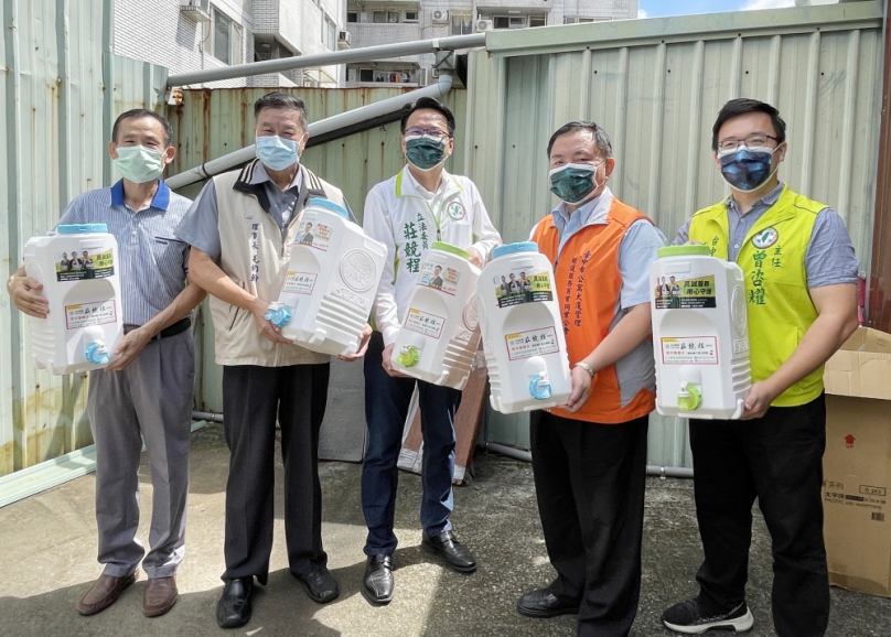 國內腸病毒71型正流行  疫苗掀搶打潮  立委莊競程持續監督主管機關提出相關預防措施  他也免費提供次氯酸水供鄉親用來消毒環境