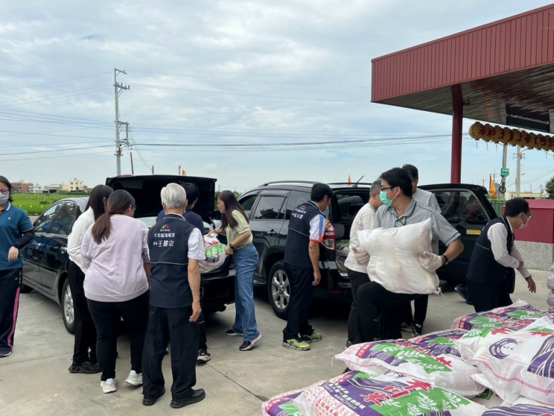 台中市大安區九龍宮慶讚中元普渡祭品捐給區內弱勢家庭