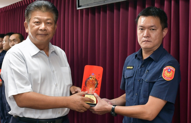 太平分局太平派出所警員邱振維奪刀勇救輕生女  警察局長李文章表揚直稱好樣的