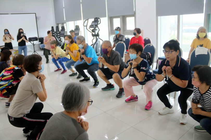 弘光銀髮健身俱樂部期中成果發表及會員同樂會  展現俱樂部使用運動設備健身成果