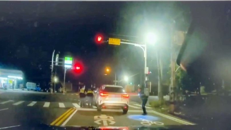 酒駕男開車停路中睡著　彰警破窗逮捕送辦