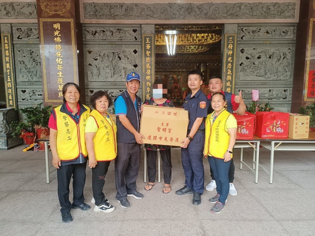 台中市大里塗城聖明宮攜手霧峰警  普渡送暖發送愛心物資