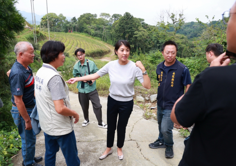 縣長許淑華12日前往鹿谷鄉會勘4條道路改善工程