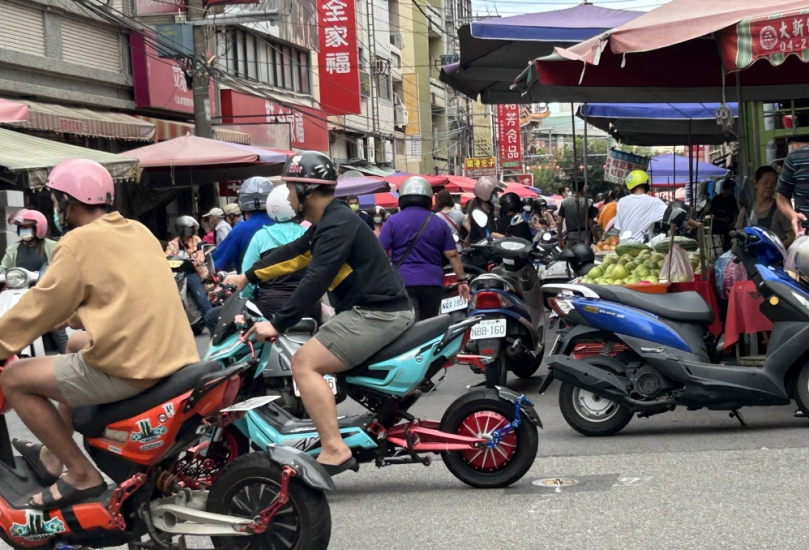 興建四十餘年的大甲區第一公有零售菜市場長期營運不佳  造成區中心多條道路攤販林立  交通危害嚴峻、亂不堪言
