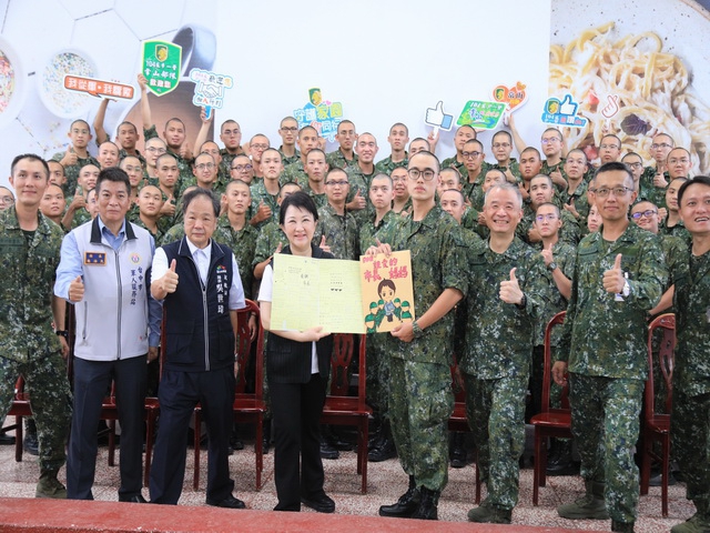 市長盧秀燕赴成功嶺關心新訓市籍役男  驚喜獲役男手繪謝卡