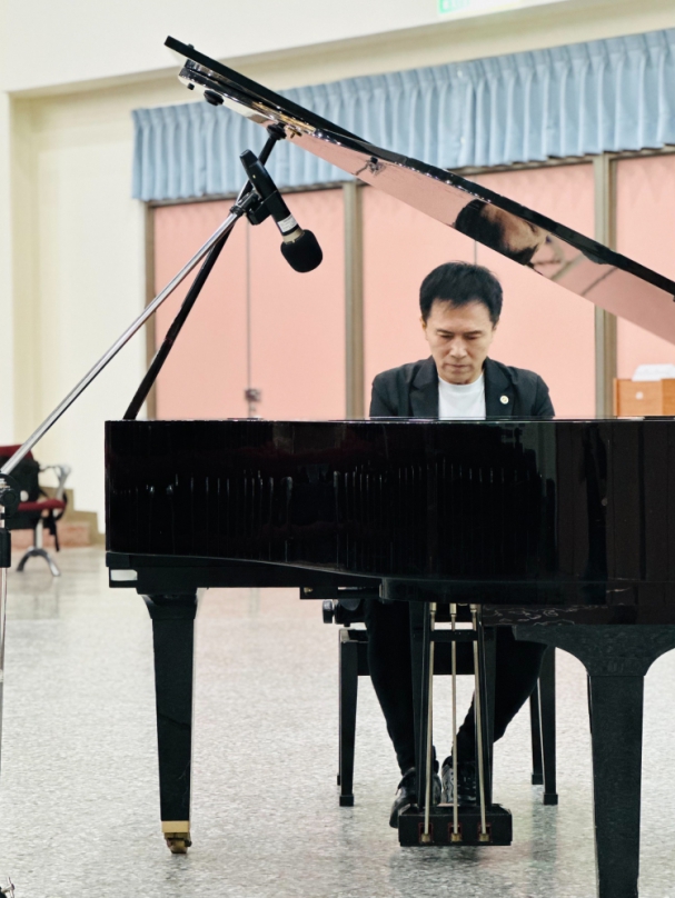 鋼琴王子系主任暨大快閃演奏 北市大交流擠爆學生活動中心