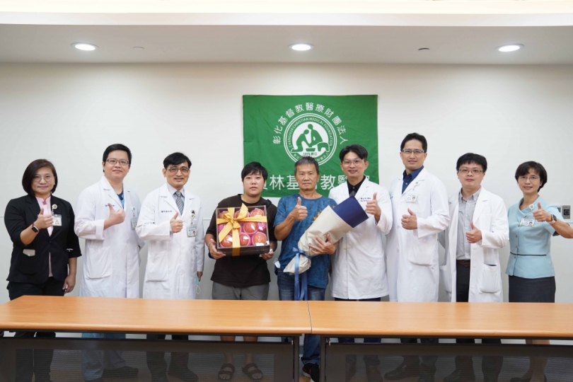 員基醫療團隊蘋果禮盒給重生的黃姓男子，祝他平安喜樂。（照片員基提供）