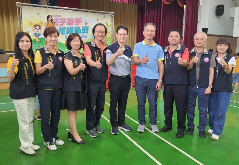 國稅局員林稽徵所承辦「親子牽手拒絕私菸宣導」，長官和來賓到場力挺。（照片記者周為政攝）