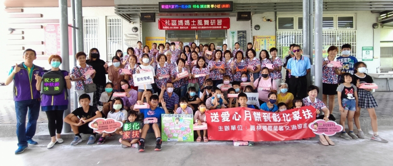 羅金珠號召善心人士送520盒月餅給家扶。（照片家扶提供）