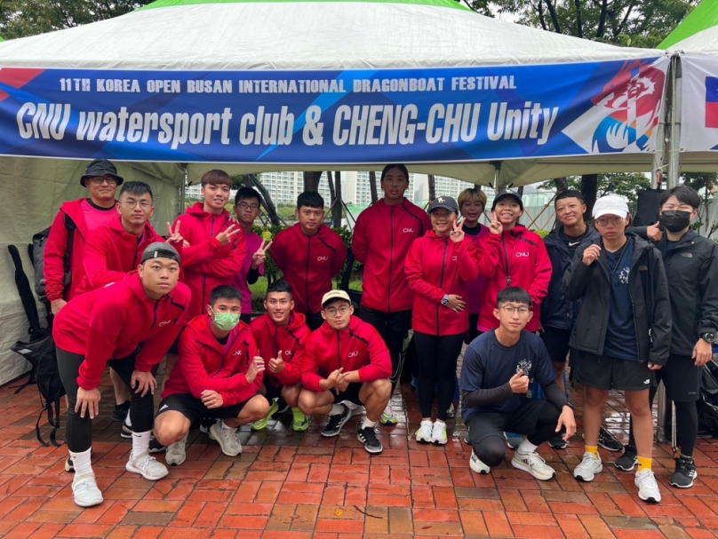嘉南藥理大學參加釜山國際龍舟賽奪雙面獎牌！
