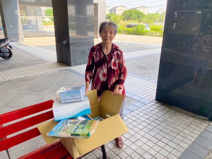 中市關懷弱勢資收個體戶　中秋贈米祝平安