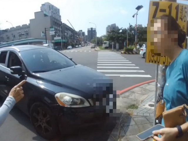 以為妙齡女違規停車？下一秒結局超展開