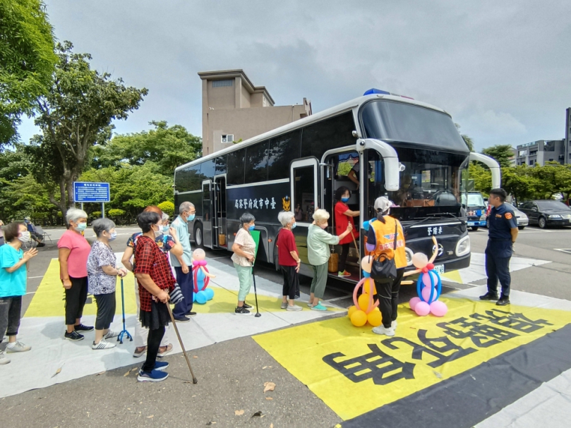 大甲警分局辦理「路口轉彎處大型車內輪差實境講解課程」 現場出動大型客車及宣導人員進行實物實境講解 加深民眾印象  提醒長者道安防禦觀念