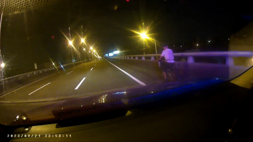 不老自行車騎士走錯路  霧警暖心護送下快速路