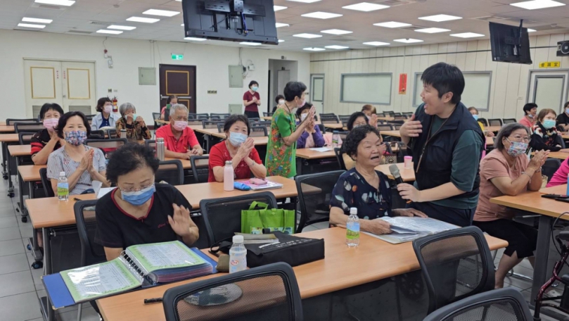 台中阿公阿嬤很會唱 家防官深入樂齡教室宣導婦幼安全