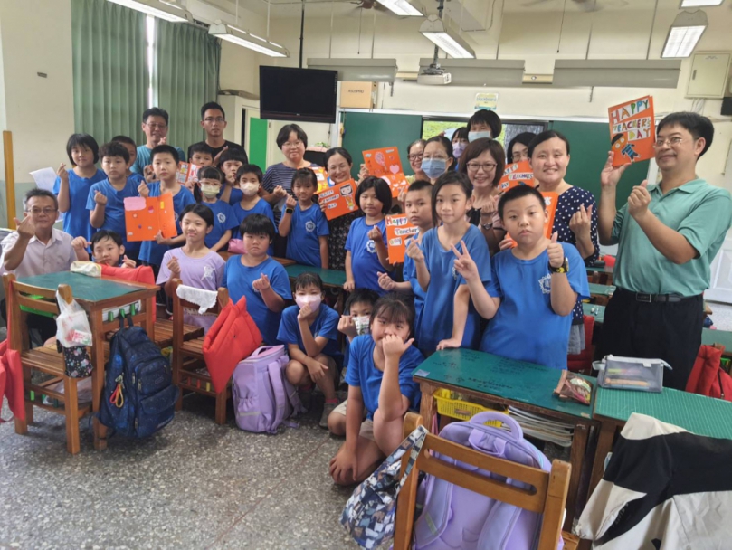 教師節，福德國小學生送敬師卡給任課老師。（照片記者周為政攝）