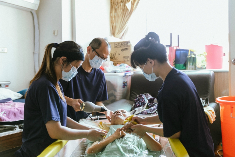 台中大甲仁馨樂活園區長輩親手做月餅送暖消防員