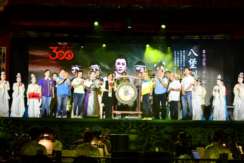 明華園戲劇總團在圓林園草地演出「八堡圳傳奇」, 由王縣長敲鑼。（照片縣府提供） 　