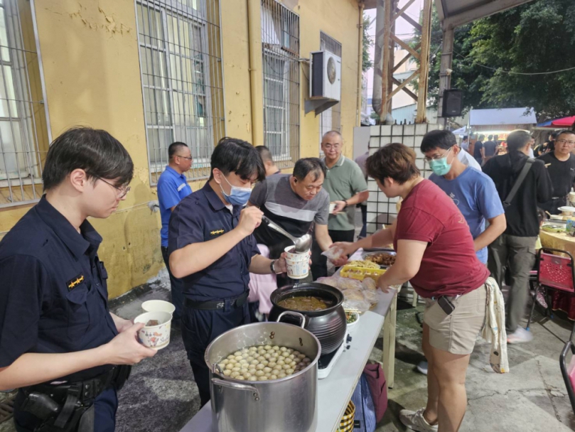 中秋節  烏日警友志工辦夯肉趴博感情