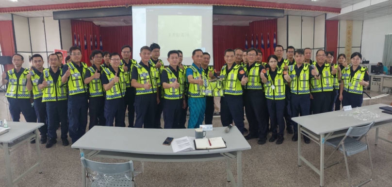 佳里警友辦事處贈反光背心  強化員警執勤安全