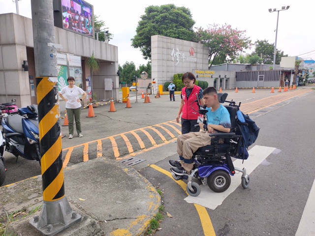 低地板公車渡板無處放  修平科大身障學生嘆無奈