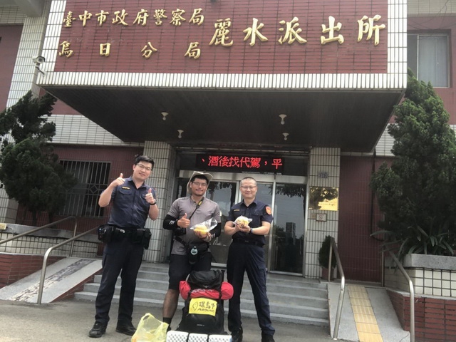屏東男徒步環島近300公里  熱情副所長以「家常菜」加油打氣